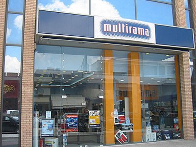 Εισβολή κουκουλοφόρων σε κατάστημα