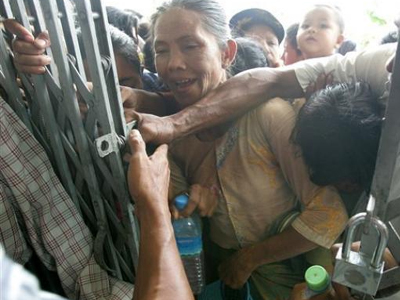 ‘Ανοιξε τα συνορα στη βοήθεια η Μιανμάρ