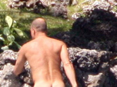 Κολλούσε τα οπίσθιά του στις βιτρίνες