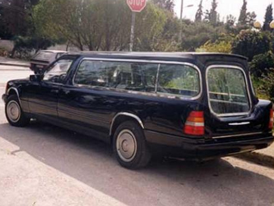 Βράχος καταπλάκωσε νεκροφόρες