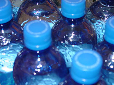 Τον κορόιδεψε, τον έδειρε και τον λήστεψε για ένα μπουκάλι νερό