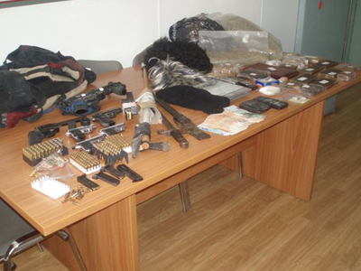 Συνελήφθη συμμορία με όπλα και ναρκωτικά