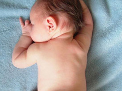 Νεογέννητο βρέθηκε πεταμένο σε σκουπίδια