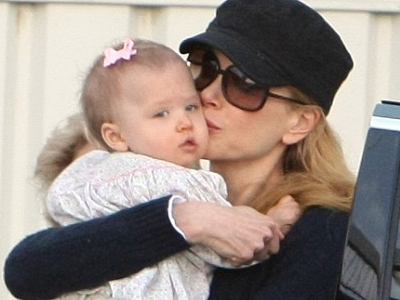 Η Νικόλ Κίντμαν ”αυτοκόλλητη” με την κόρη της