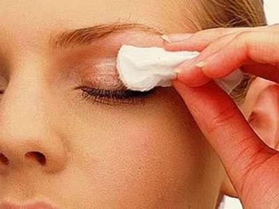 Ντεμακιγιάζ ματιών σε ένα λεπτό!