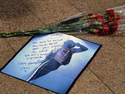 Οι οπαδοί του Michael Jackson συγκεντρώνονται στην O2 Arena