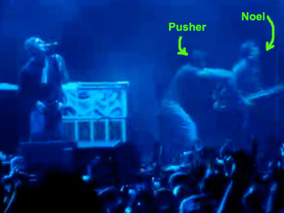 Επίθεση στον τραγουδιστή των OASIS μπροστά στην κάμερα