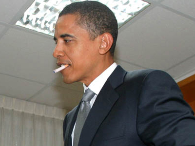 Ο Barack Obama καπνίζει στα… μουλωχτά