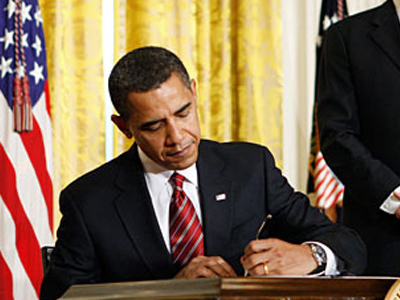 Υπέγραψε ο Ομπάμα το σχέδιο διάσωσης της αμερικανικής οικονομίας
