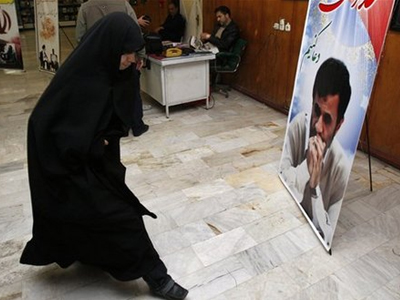 Επίθεση σε εκλογικό κέντρο του Ahmadinejad