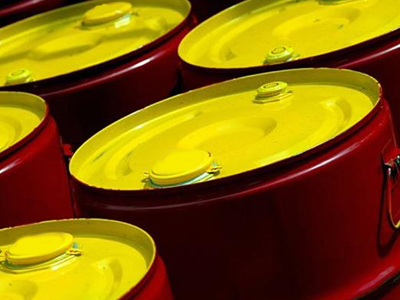 Ανεβαίνει το αργό, υποχωρεί το ευρώ, ισχυροποιείται ο χρυσός