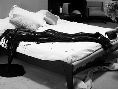 Την «πνίγουν» μέσα σε πετρέλαιο