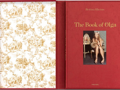 Έβγαλε βιβλίο με τη γυναίκα του γυμνή