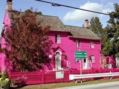 Έβαψαν ροζ το σπίτι τους