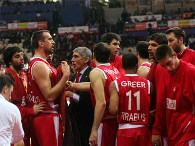 Πέρασε από τη Ρόδο και παραμένει πρώτος ο Ολυμπιακός