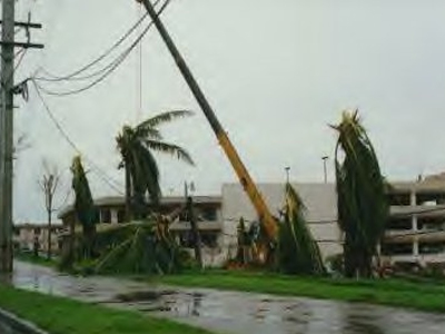 Ενισχύεται επικίνδυνα ο τυφώνας Ομάρ