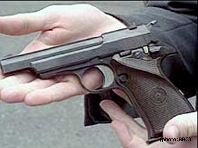 Με ένα αυτοκίνητο..δώρο ένα πιστόλι!