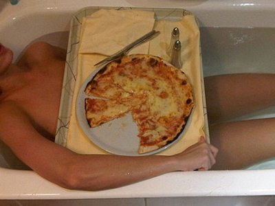 Η Katy Perry κολλημένη με τις πίτσες