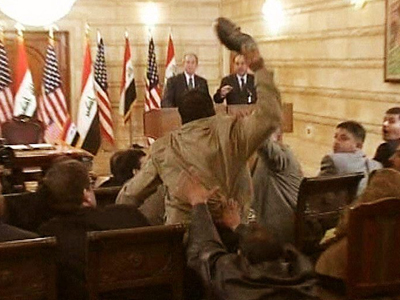 Πετούν παπούτσια σε αφίσες του Μπους