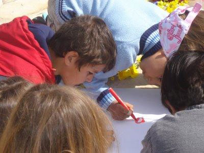 Τα παιδιά ζωγραφίζουν. Θέλουν να μας πουν κάτι;