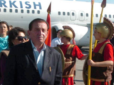 Ντυμένοι αρχαίοι Μακεδόνες υποδέχτηκαν οι Σκοπιανοί τον πακιστανό πρίγκιπα