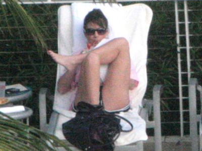 Στιγμές χάλαρωσης στην πισίνα για τη Σάρα Πέιλιν