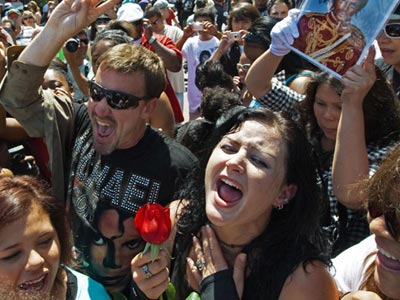 Το πανηγύρι… γύρω από την κηδεία του ”Βασιλιά της pop”