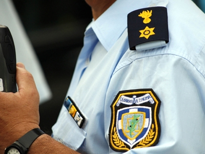 Η συμμορία με τα λάστιχα έκλεψε το όπλο αστυνομικού