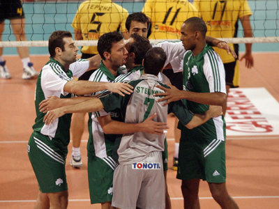 Κορυφή για τρεις στο βόλεϊ