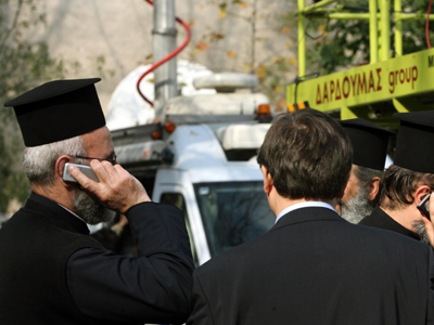 Στα ”πράσα” πιάστηκε ιερέας να κλέβει κινητά!