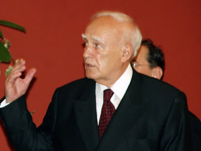 Ελπίζει να είναι εδώ