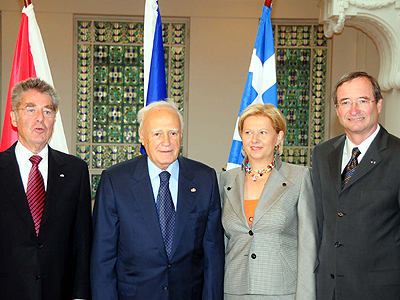 Κάρολος Παπούλιας: Έξω πάμε καλά