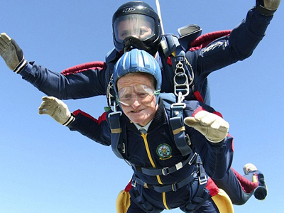 97χρονος… σε ελεύθερη πτώση