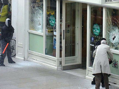 Παππούς αφόπλισε ληστές