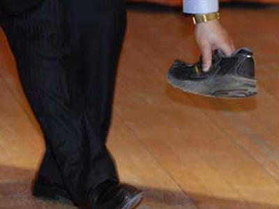 Δημοσιογράφος πέταξε παπούτσι κατά του υπουργού Εσωτερικών της Ινδίας