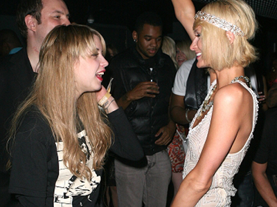 Καινούρια φίλη για την Paris Hilton