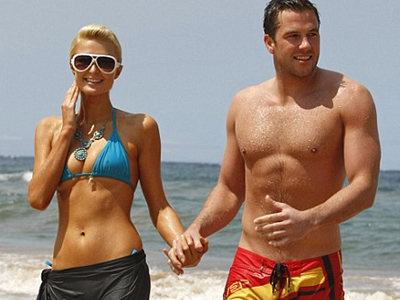 Η Πάρις στην παραλία με το νέο της αμόρε