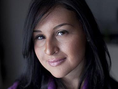 Έβγαλε στο «σφυρί» την παρθενιά της!