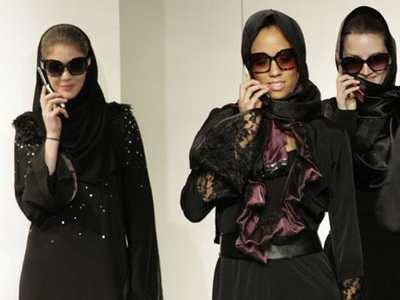 Κουκούλες και… στην πασαρέλα