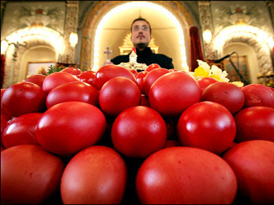 Πασχαλιά με τα κόκκινα αυγά!