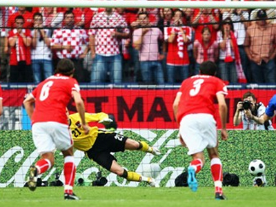 “Έπεσε” και η δεύτερη οικοδέσποινα