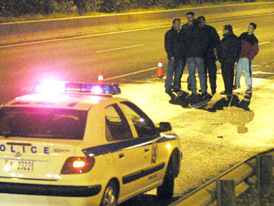 Στις φλόγες φορτηγό στη γέφυρα του Αξιού