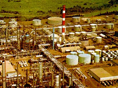 Υποχωρεί το αργό υπό το βάρος των αποθεμάτων στις ΗΠΑ