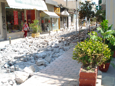 Ξήλωσαν κεντρικό πεζόδρομο στο Μαρούσι