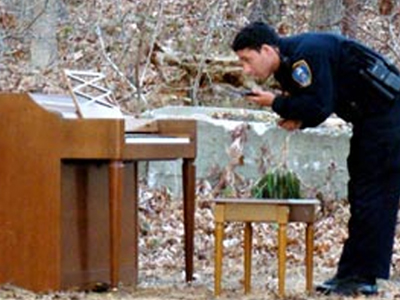 Βρήκαν ένα πιάνο στη μέση του δάσους