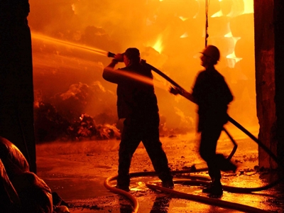 Φωτιά σε εργοστάσιο επίπλων στο Καματερό