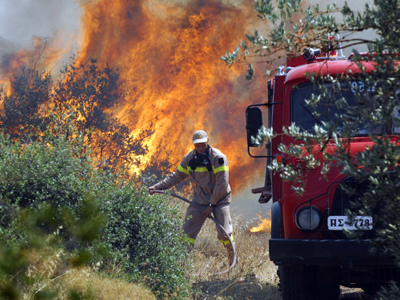 Υπό μερικό έλεγχο η φωτιά στον Κουβαρά