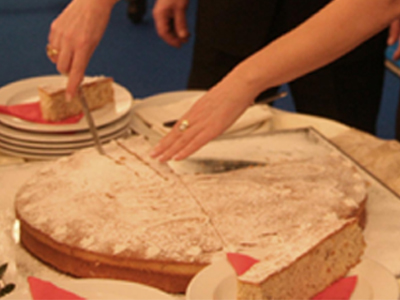 Η γενιά των 700 ευρώ και η… πίτα των 500