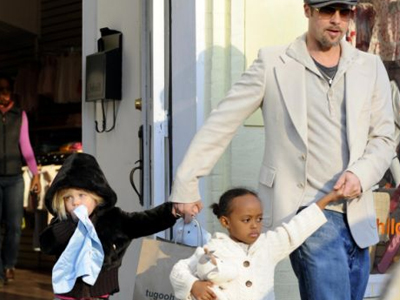 Ο Μπραντ Πιτ σε ψώνια με τις κόρες του