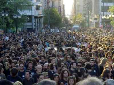 Λιγότεροι και γηραιότεροι οι Έλληνες το 2060